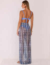 Vista posterior da Saia Longa Transpasse Tule Navy Kalini Beachwear com caimento leve e estampa gráfica resortwear