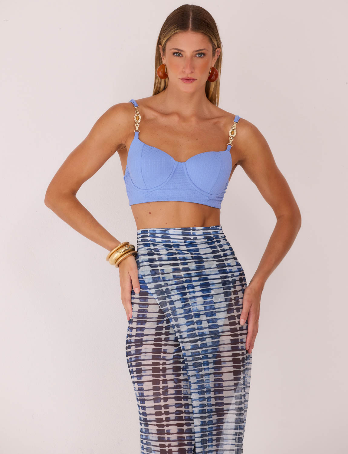 Saia Longa Transpasse Tule Navy Kalini Beachwear em estampa azul navy e branco com caimento fluido resortwear