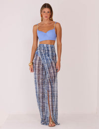 Detalhe frontal da Saia Longa Transpasse Tule Navy Kalini Beachwear com transparência suave e modelagem fluida