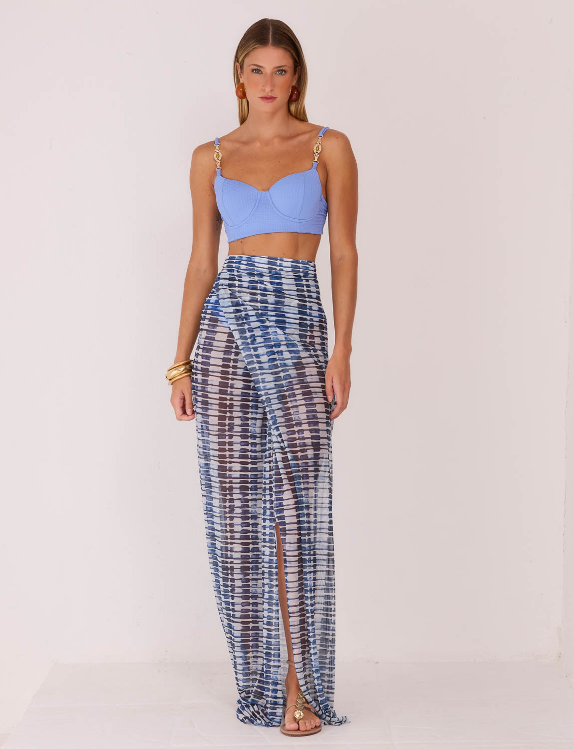 Detalhe frontal da Saia Longa Transpasse Tule Navy Kalini Beachwear com transparência suave e modelagem fluida