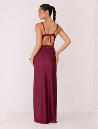Vista traseira da Saia Longa Transpasse Burgundy Kalini Beachwear com modelagem ajustada elegante