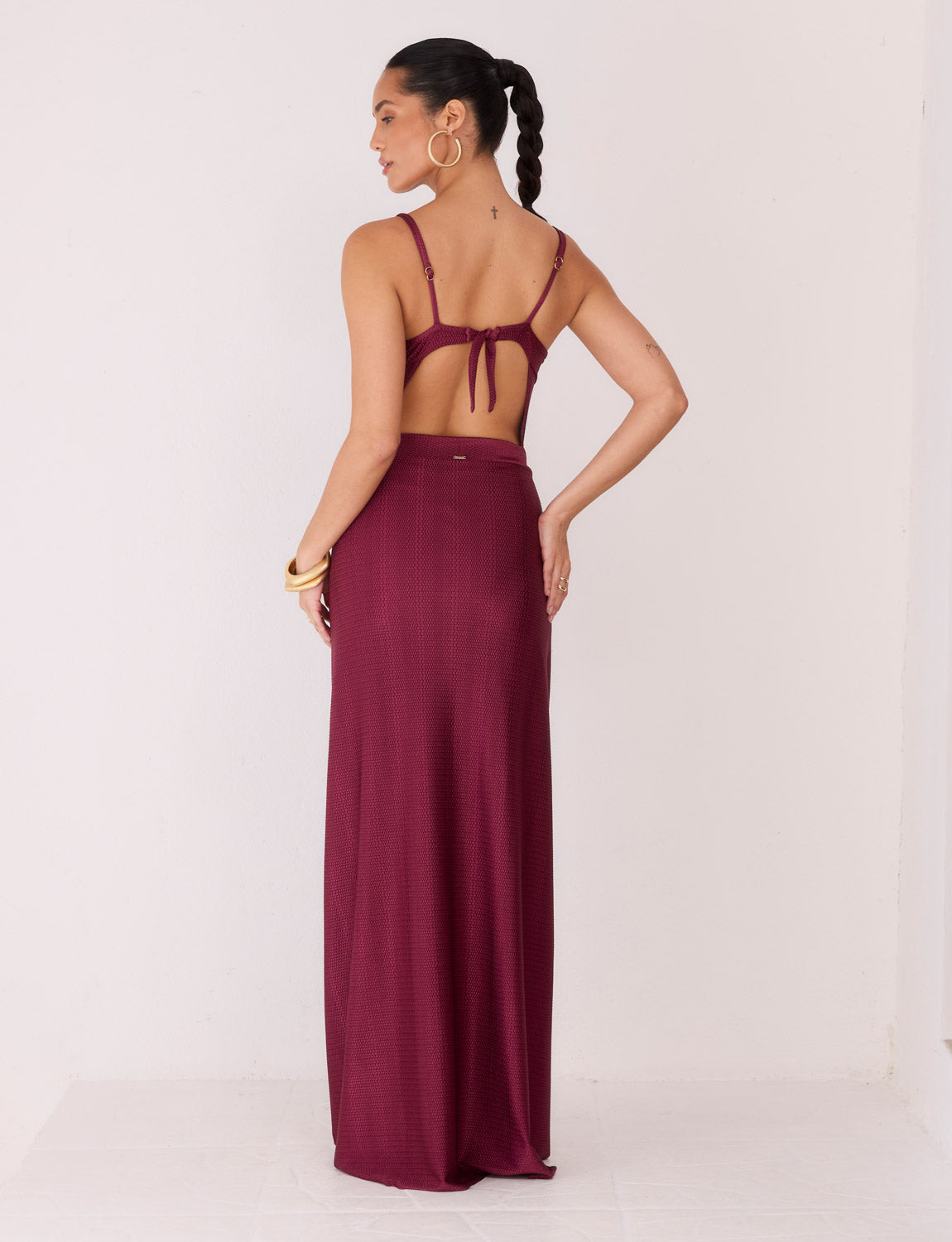 Vista traseira da Saia Longa Transpasse Burgundy Kalini Beachwear com modelagem ajustada elegante