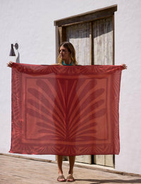 Modelo usando saia pareô Lumiar na cor terracota em produção resortwear.