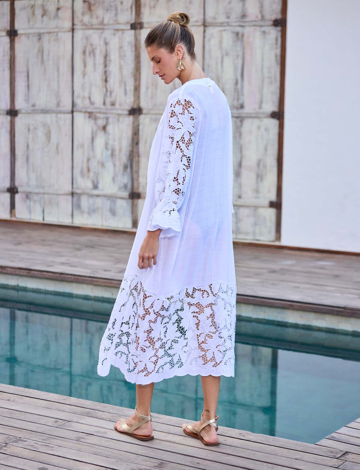 Mulher usando saída branca longa com renda bordado inglês em look sofisticado de resortwear Kalini