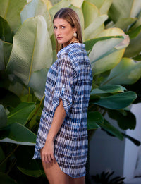 Camisa manga 3/4 Prisma estampada azul em tecido Panarea da Kalini Beachwear em composição resort sofisticadA