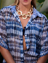 Camisa manga 3/4 Prisma estampada azul em tecido Panarea da Kalini Beachwear em composição resort sofisticadA