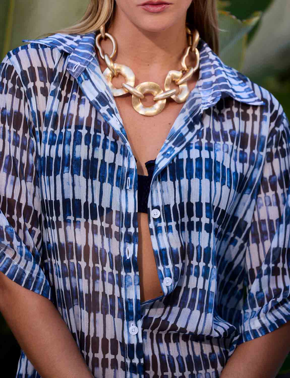 Camisa manga 3/4 Prisma estampada azul em tecido Panarea da Kalini Beachwear em composição resort sofisticadA