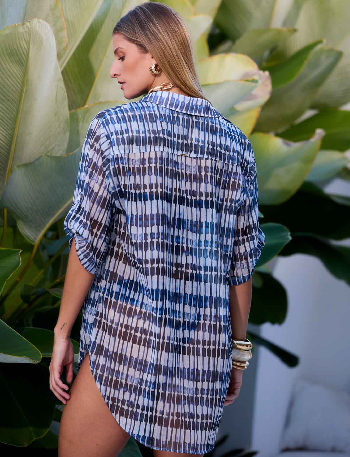 Detalhe frontal da camisa Prisma estampada azul em tecido Panarea da Kalini Beachwear