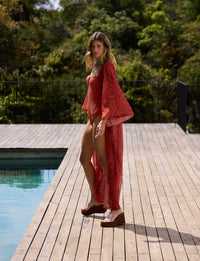 Saída chemise de tule estampado Lumiar com mangas amplas em composição de beachwear