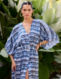 Saída curta estampada prisma Kalini Beachwear usada sobre maiô navy em composição resortwear sofisticada