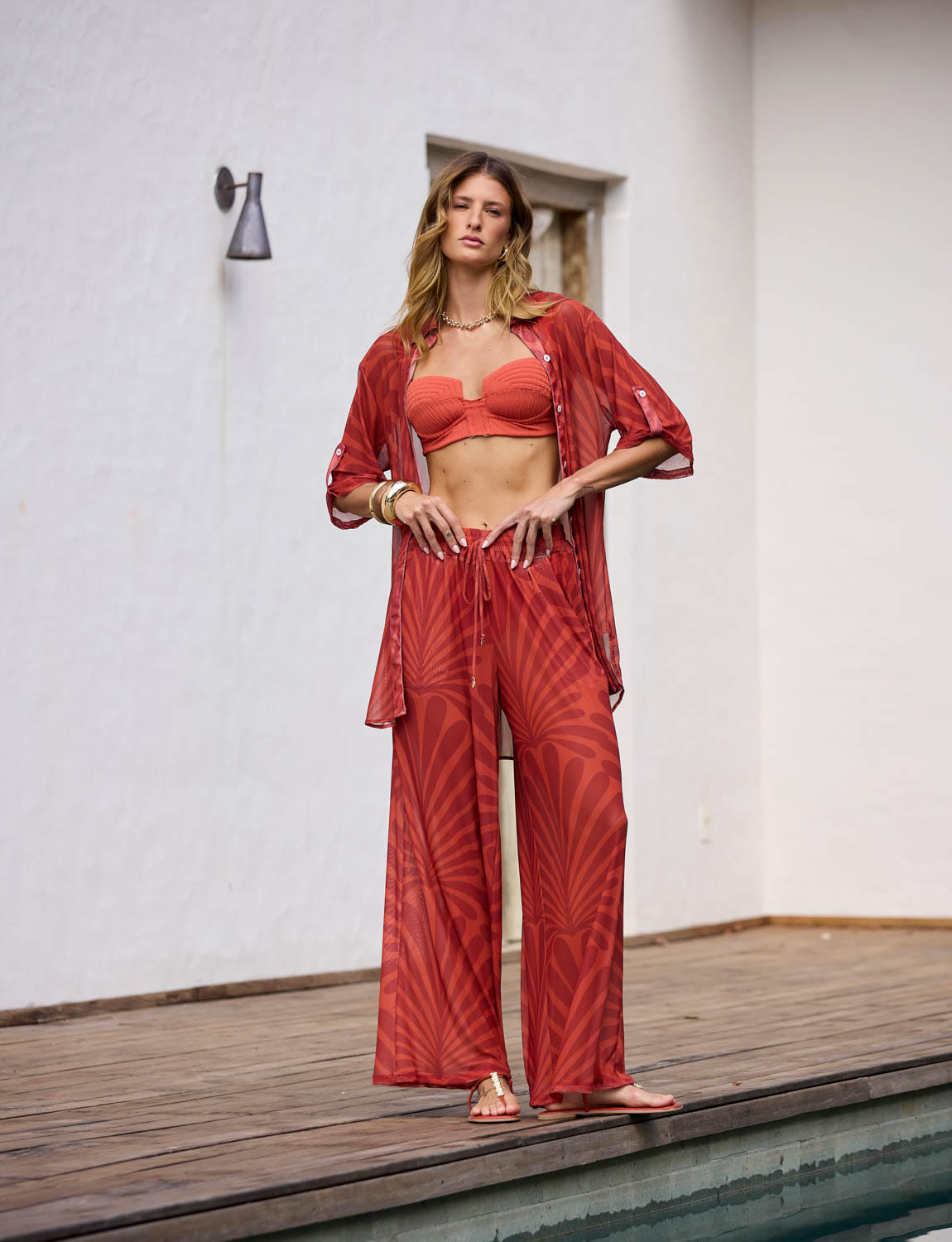 Mulher usando saída de praia em tule estampado Lumiar terracota em composição resortwear