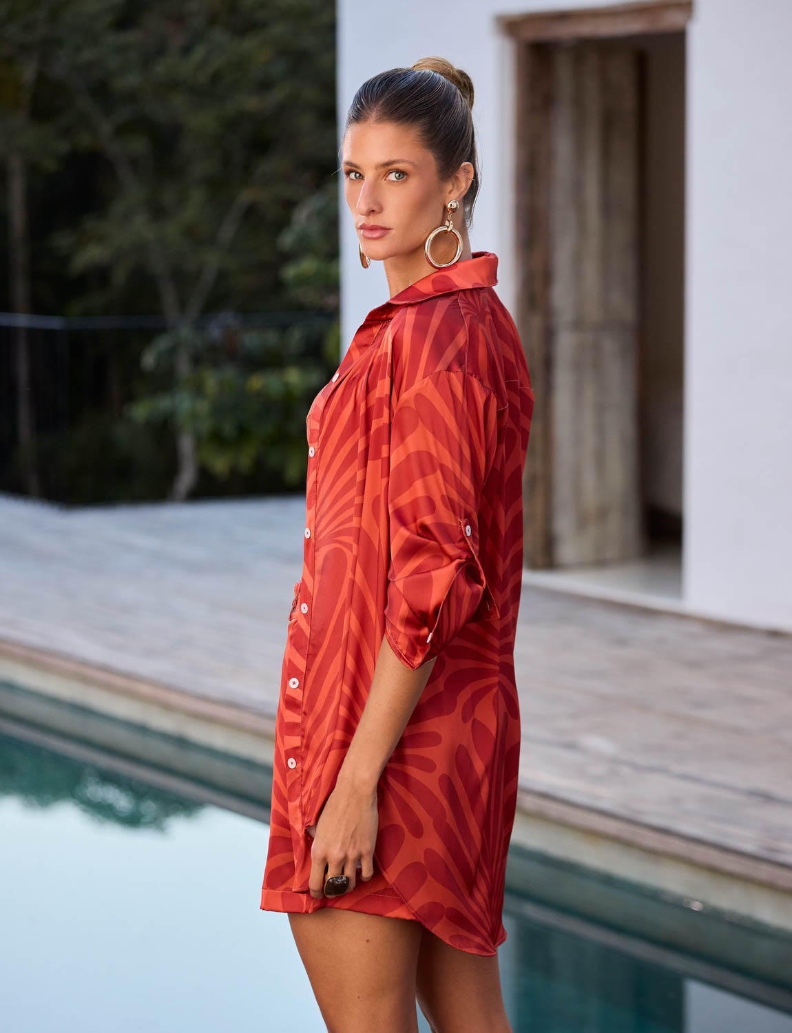 Look de praia Kalini com camisa acetinada e short combinando em tom terracota.