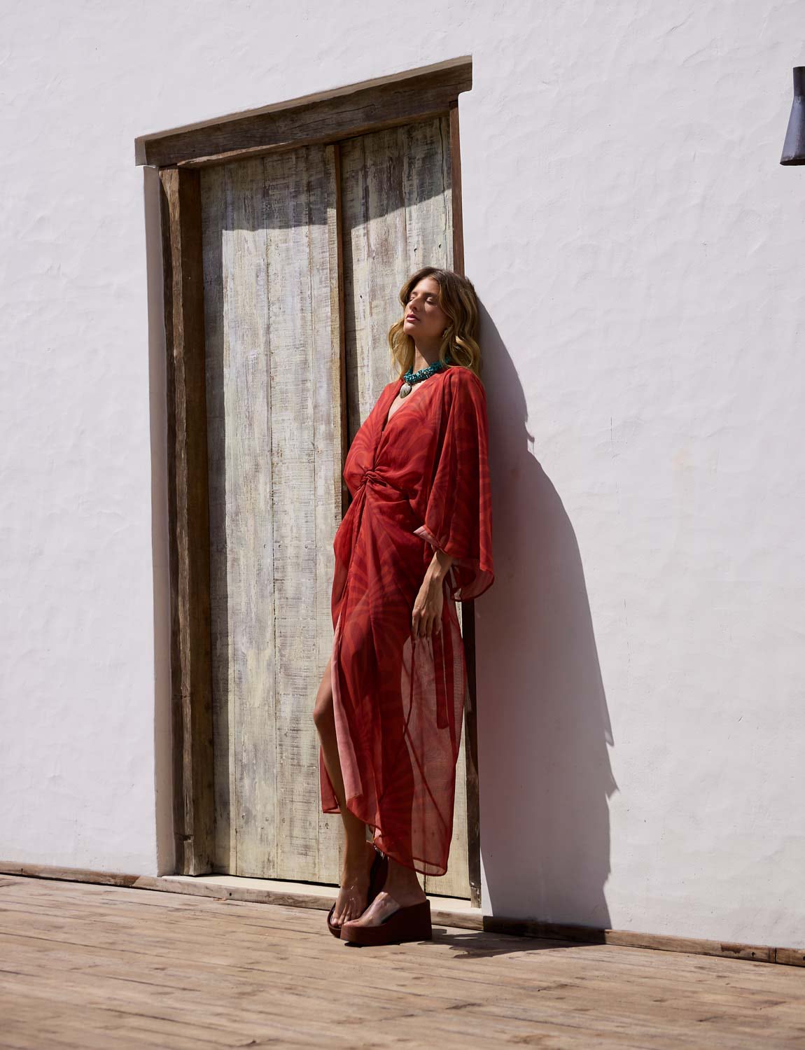 Mulher usando saída de praia longa em tule estampado Lumiar terracota
