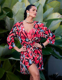 Saída transpasse Lavis em tule Kalini Beachwear com mangas amplas e amarração frontal sofisticada