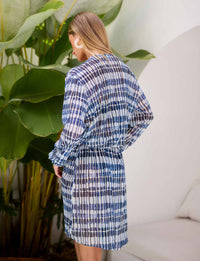 Costas da saída transpasse tule navy Kalini Beachwear com caimento leve e mangas amplas