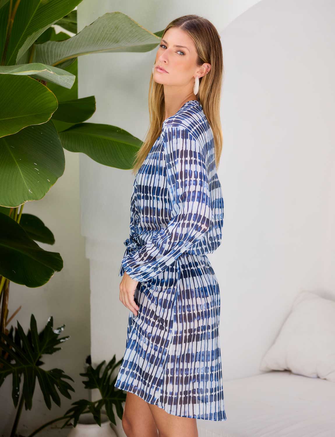 Saída transpasse tule navy Kalini Beachwear sobre biquíni navy em composição resort sofisticada