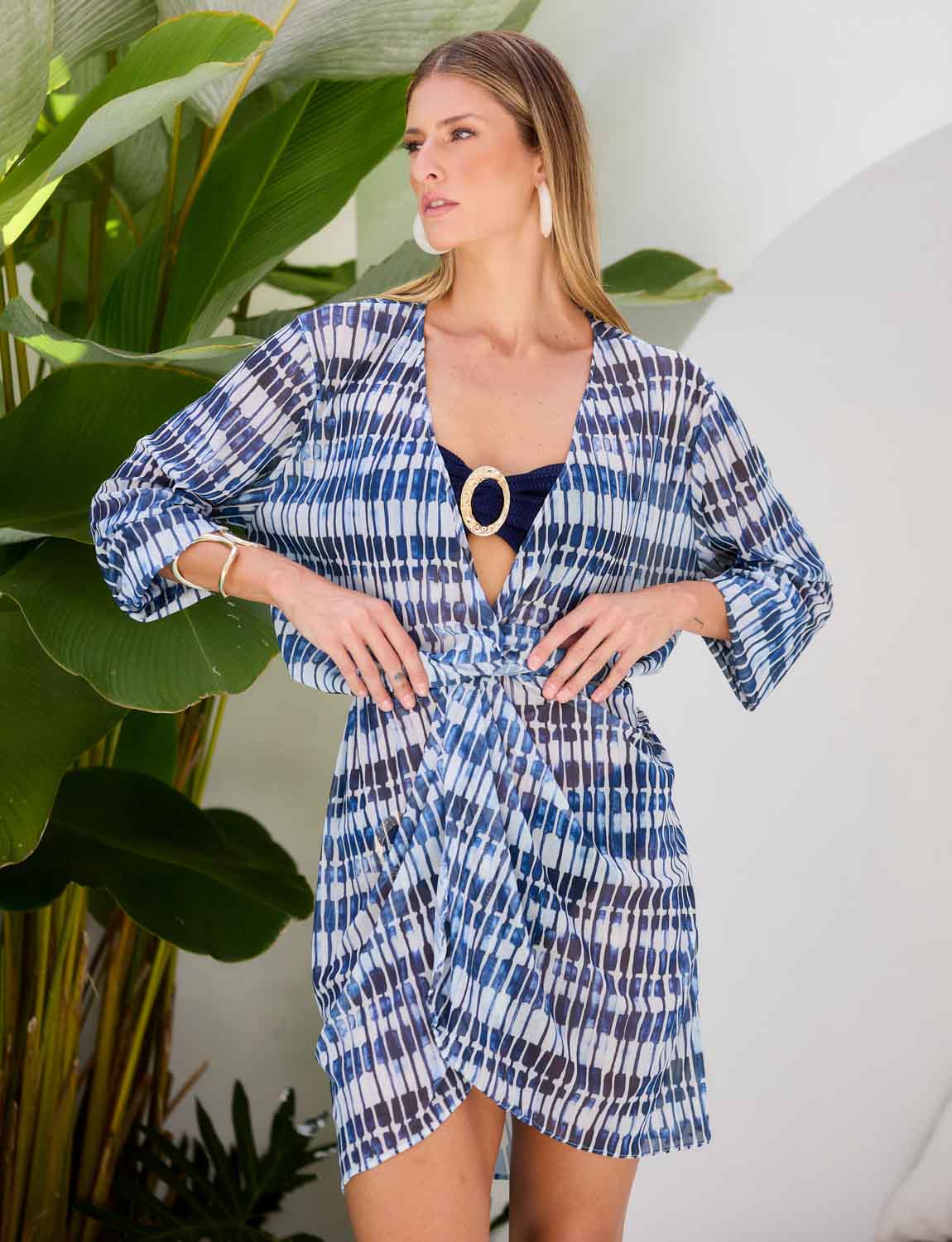 Saída transpasse tule navy Kalini Beachwear com amarração frontal e estampa geométrica resortwear