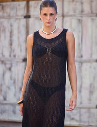 Top premium preto da Kalini Beachwear com alças largas, aro interno e detalhe central metálico dourado.