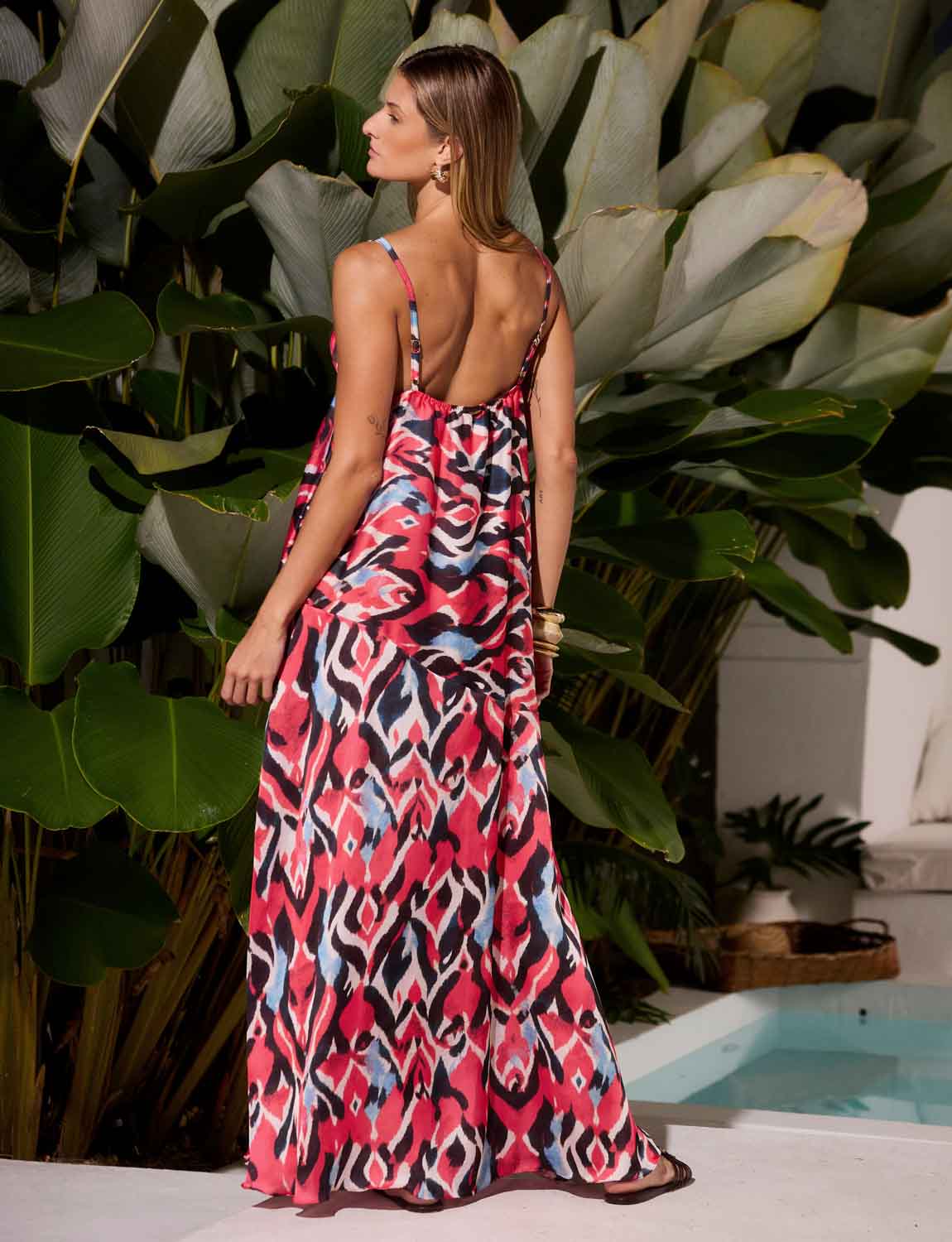 Costas do Vestido Longo Lavis Kalini em Seda Gloss com modelagem fluida resortwear