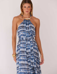 Detalhe frontal do Vestido Longo Gargantilha Ouro Kalini Beachwear com acessório dourado no decote