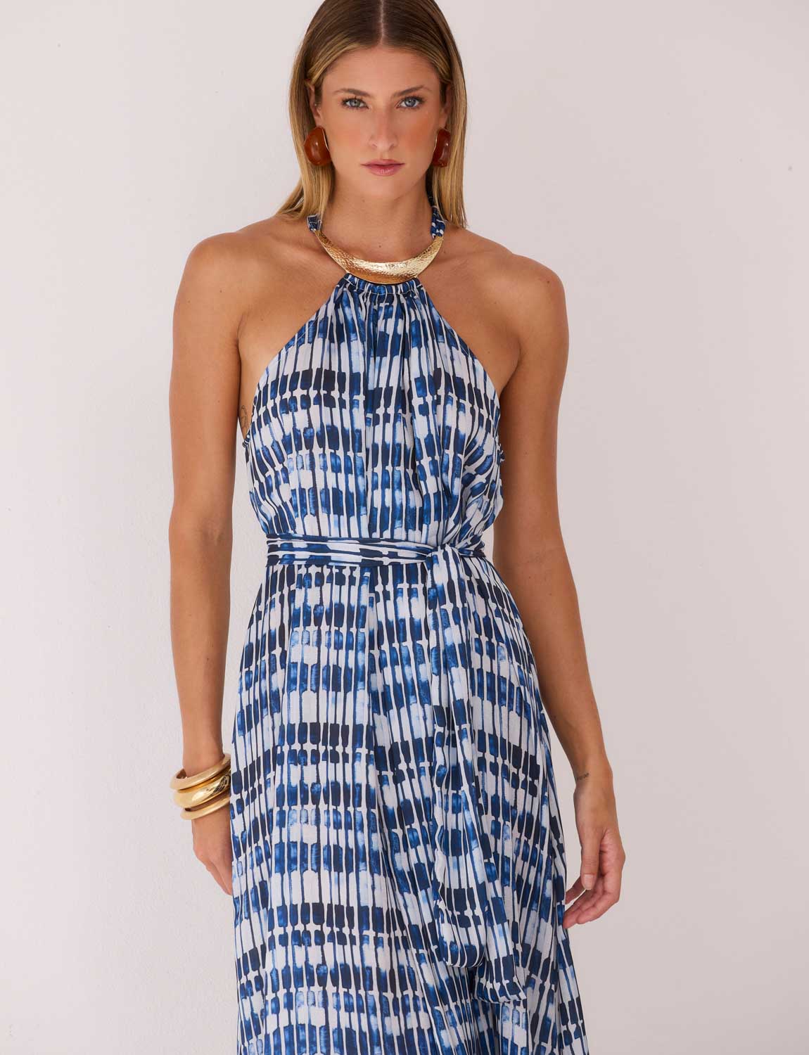 Detalhe frontal do Vestido Longo Gargantilha Ouro Kalini Beachwear com acessório dourado no decote