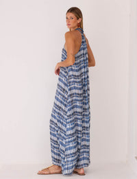 Vista posterior do Vestido Longo Gargantilha Ouro Kalini Beachwear com costas abertas e cinto faixa