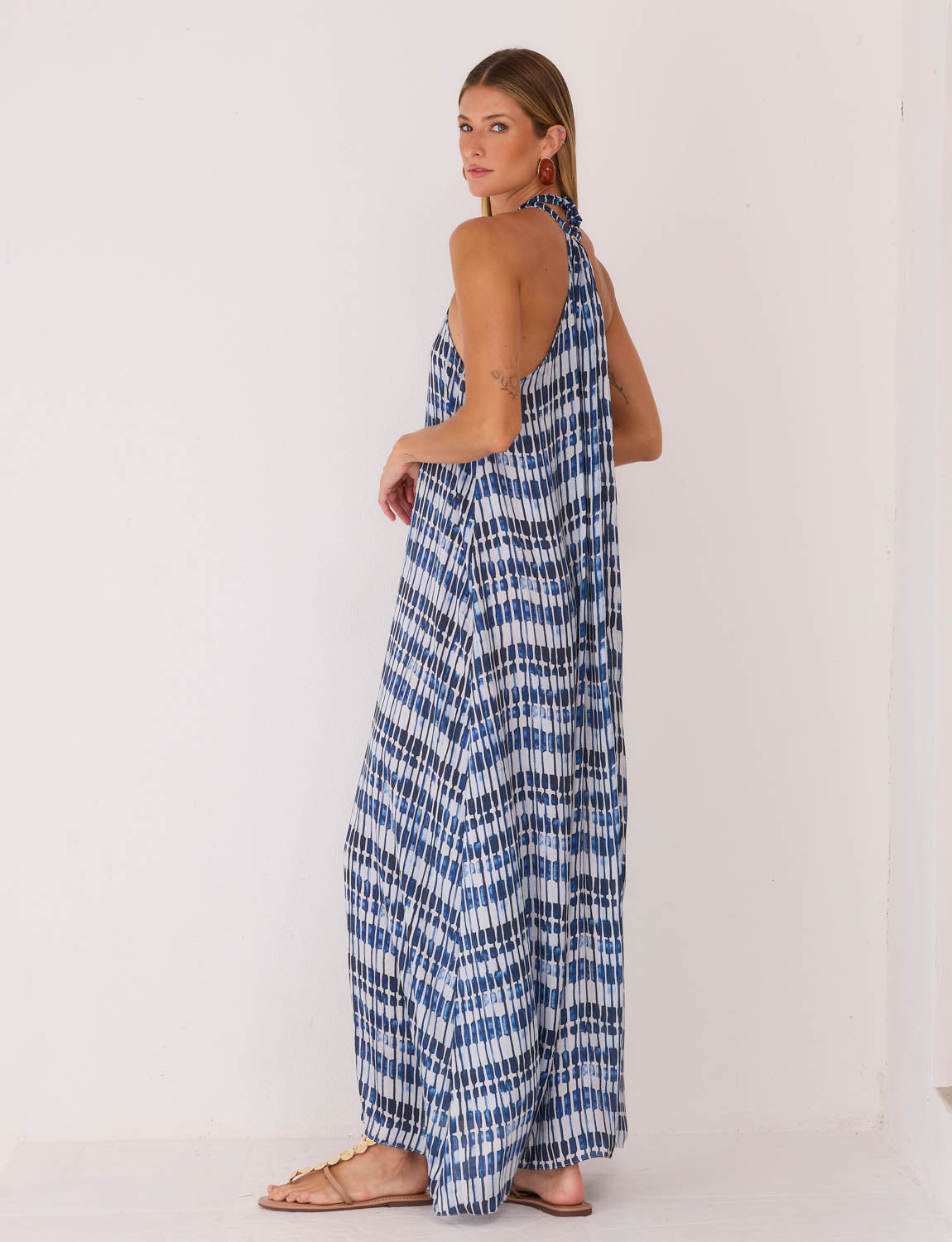 Vista posterior do Vestido Longo Gargantilha Ouro Kalini Beachwear com costas abertas e cinto faixa