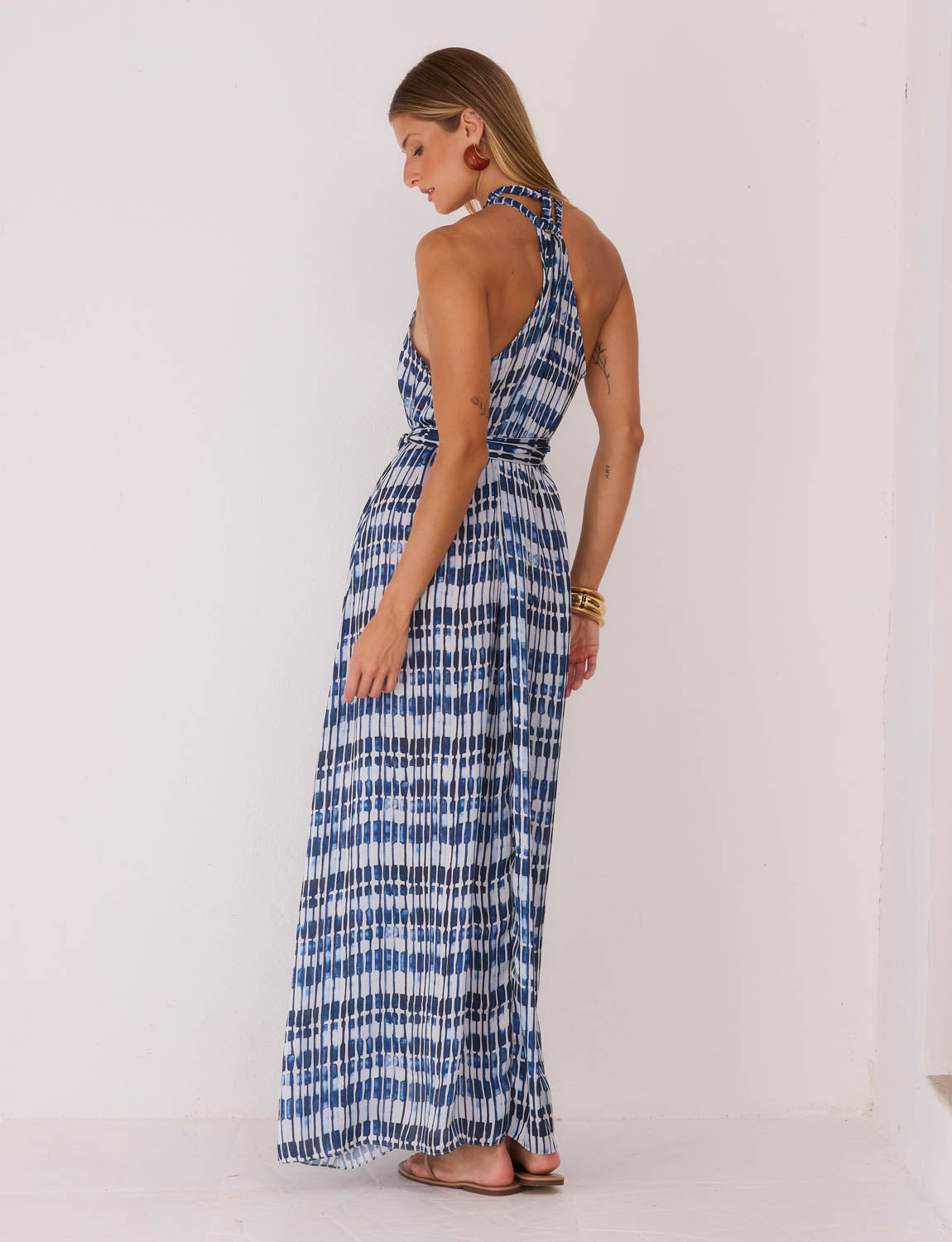 Vista posterior do Vestido Longo Gargantilha Ouro Kalini Beachwear com costas abertas e cinto faixa
