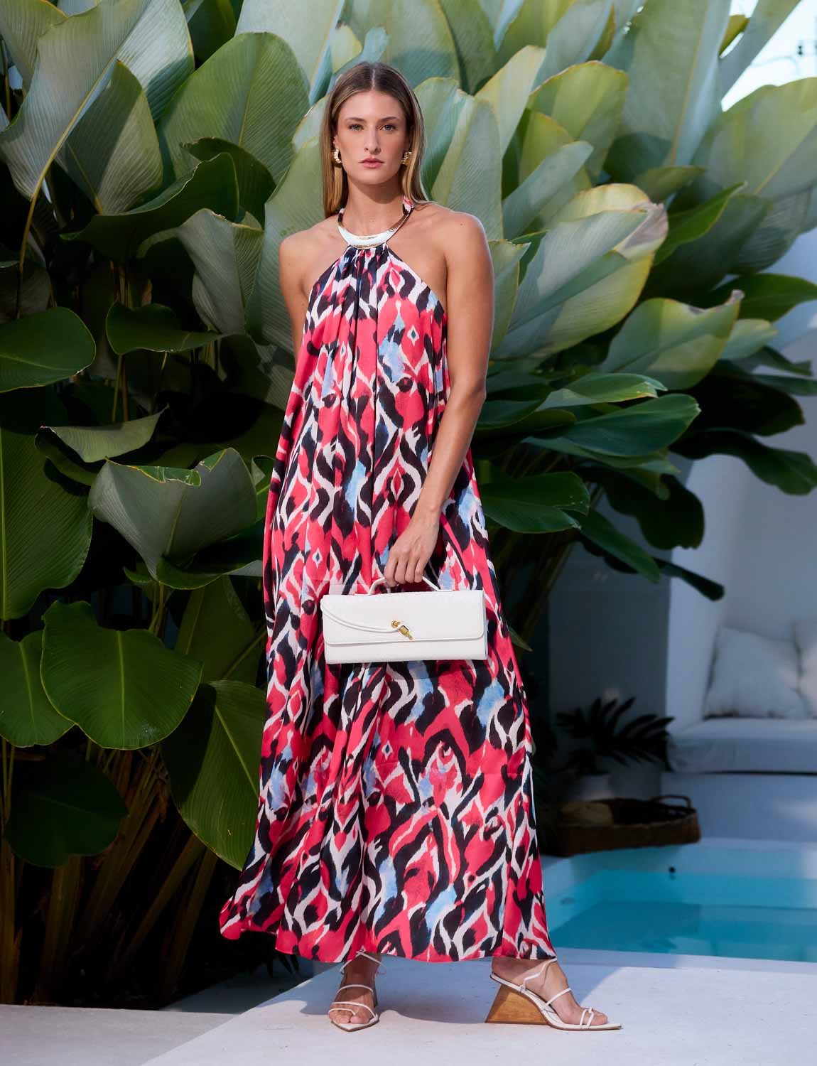 Vestido Longo Gargantilha Ouro Lavis em Seda Gloss Kalini Beachwear com modelagem fluida sofisticada