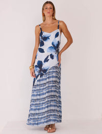 Detalhe frontal do Vestido Longo Alça Navy Kalini Beachwear com faixa na cintura e alças decoradas