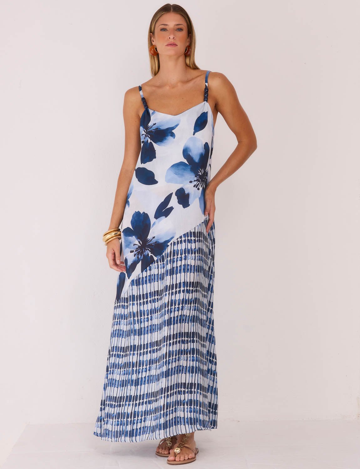 Detalhe frontal do Vestido Longo Alça Navy Kalini Beachwear com faixa na cintura e alças decoradas
